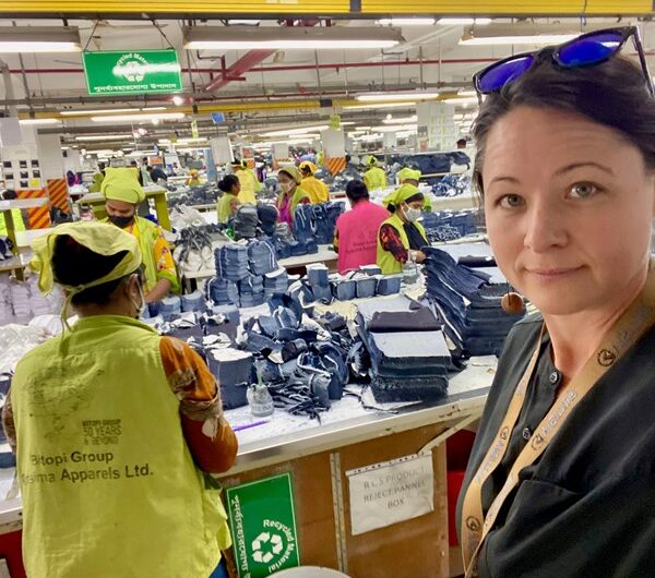 Foto föreställande Maria Klint på besök i textilfabrik i Bangladesh för att studera textilbranschen.