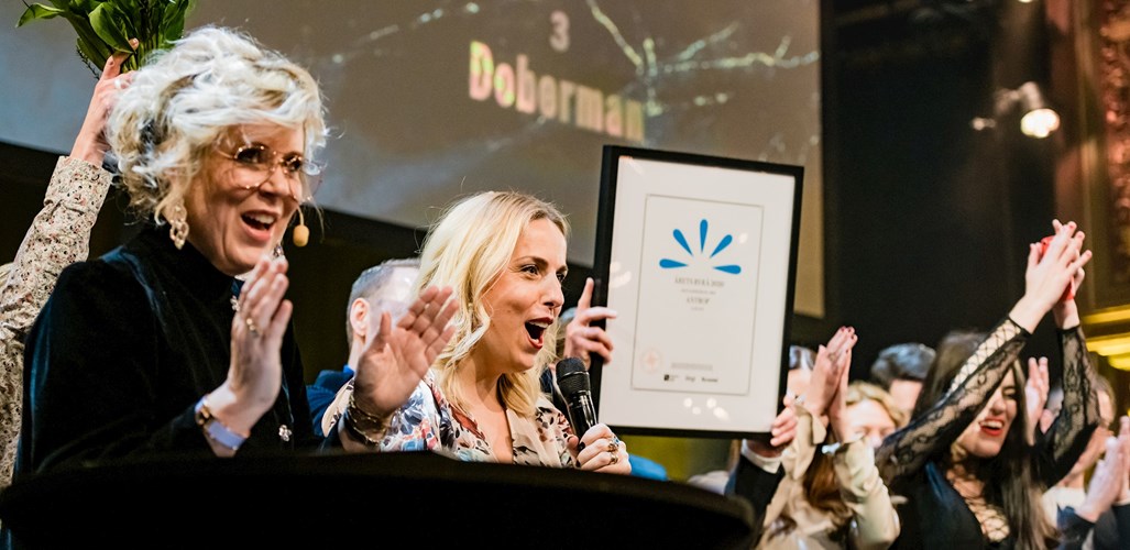Foto föreställande anställda på Antrop som applåderar och firar vinsten i Årets Byrå 2020.
