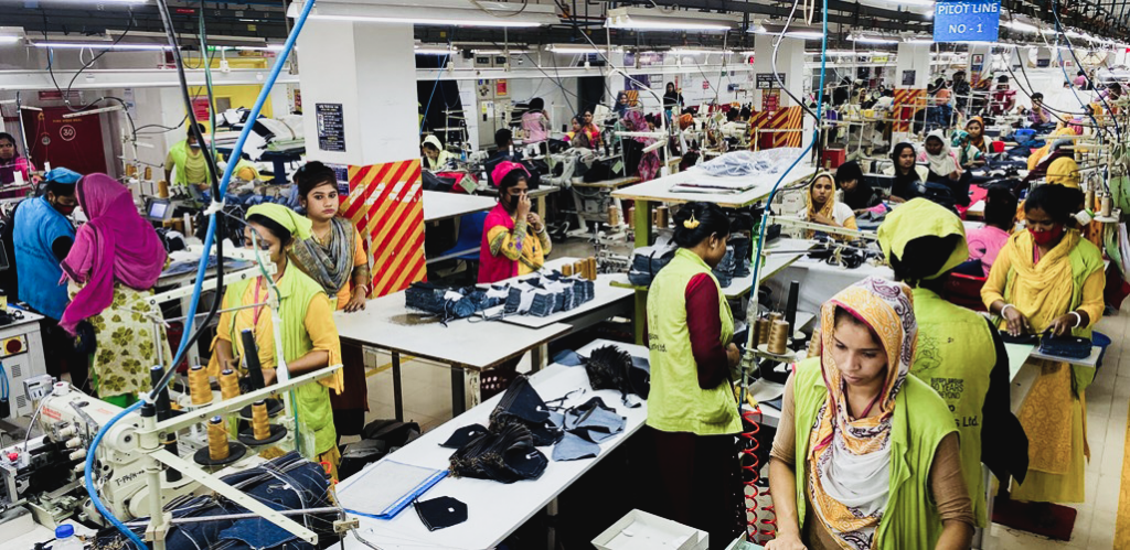 Kvinnor som jobbar i textilfabrik.