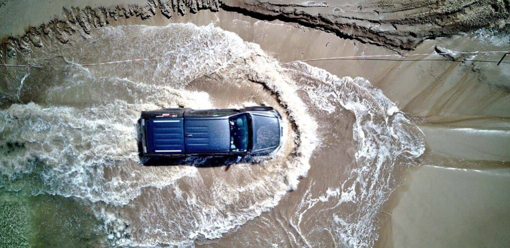 Bild på en bild som kör i en vattenöversvämning.