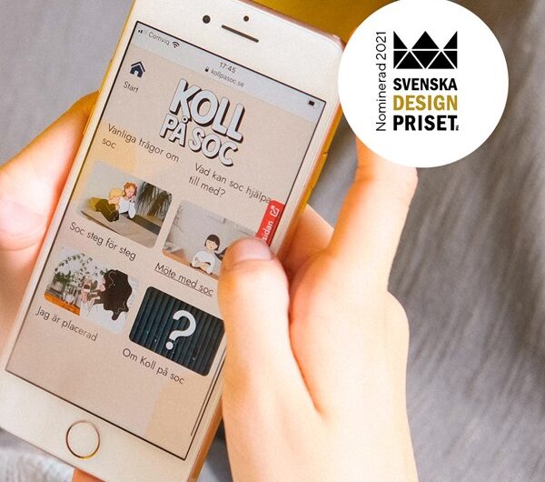 Bild på en hand som håller i en mobil med Koll på Soc- hemsidan.