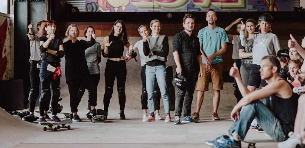 Bild på Antrop kollegor som står i en skateboardhall.