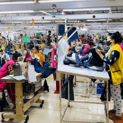 Bild inifrån textilfabrik i Bangladesh