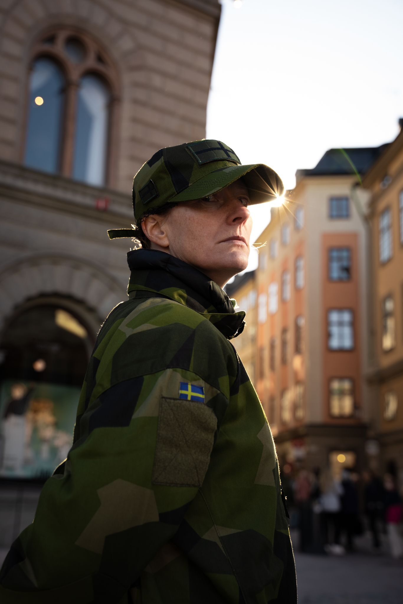 En kvinna i militäruniform