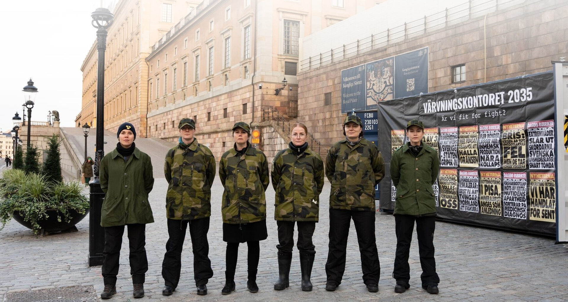 Sex personer i militäruniformer på Mynttorget i Stockholm