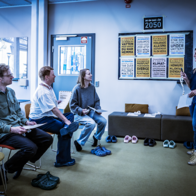 tre personer som lyssnar på någon som berättar om upplevelsen