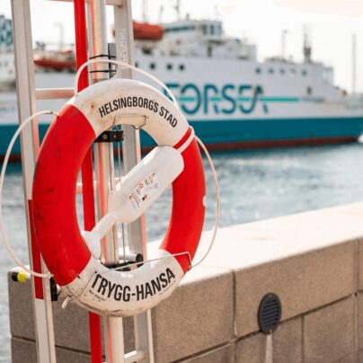 Livboj med fartyg i bakgrunden.