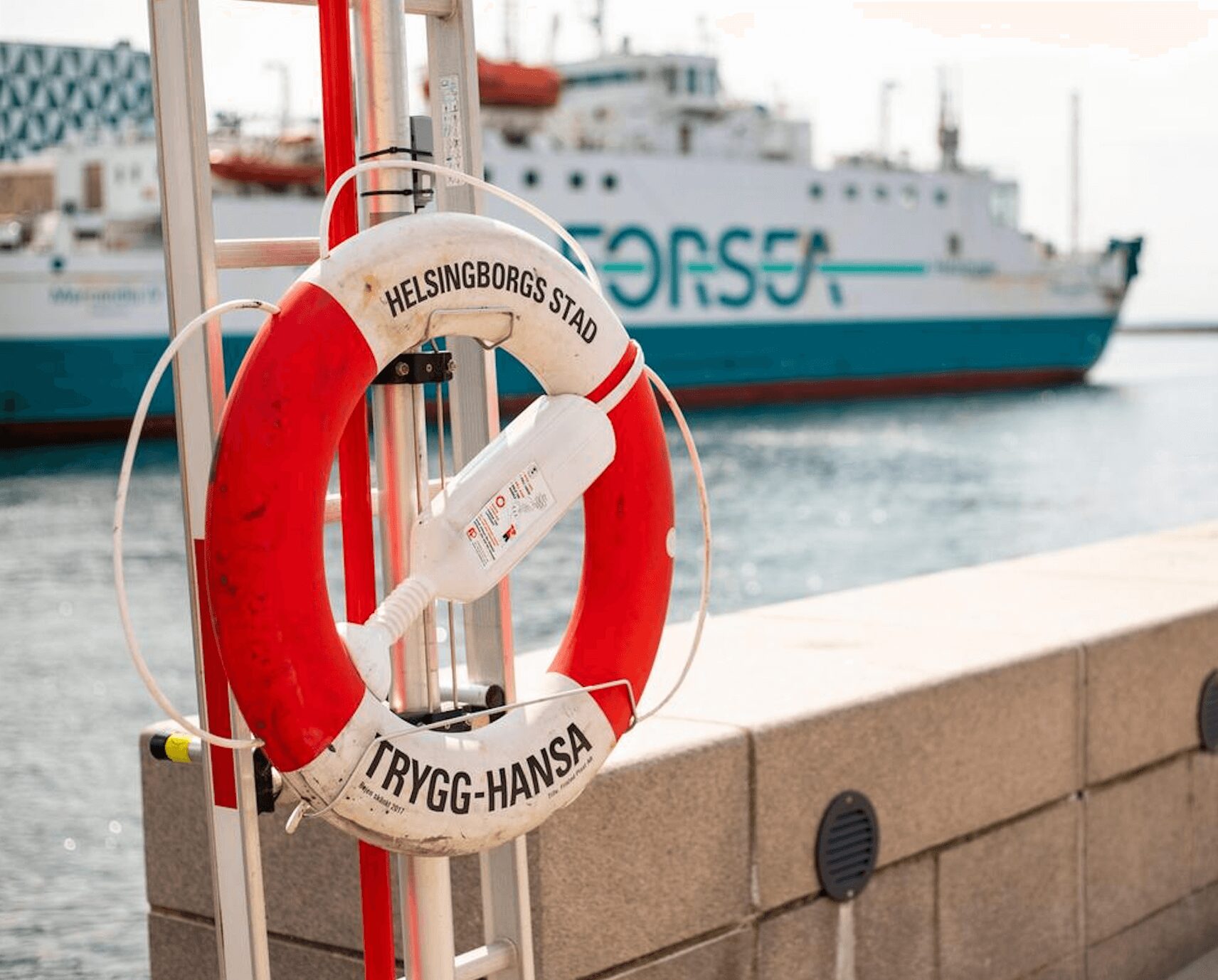 Livboj med fartyg i bakgrunden.