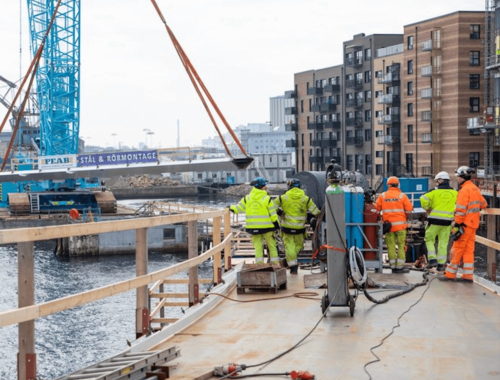Arbetare i varselvästar på byggarbetsplats i Helsingborg.
